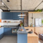 Sala separada da cozinha com bancada compartilhada