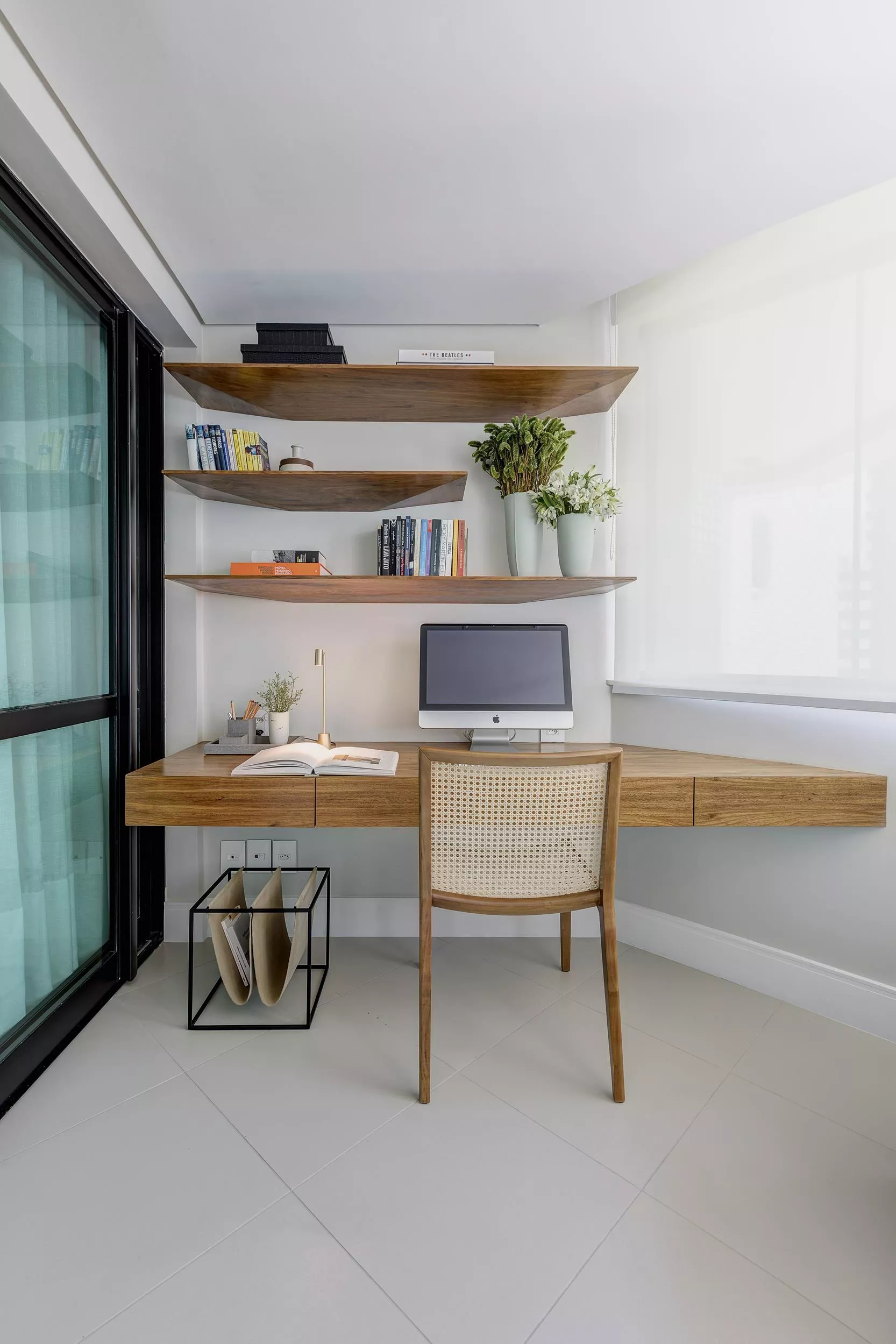 home office pequeno com mesa, cadeira e prateleiras